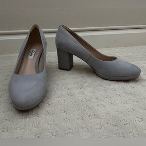 Clark’s Suede gray silver pumps